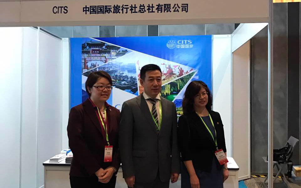 Guests Taking a Group Photo in Front of the CITS Exhibition Booth