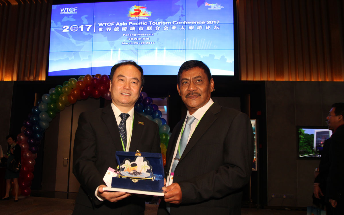 Song Yu, Secretary-General of WTCF, Receive a Present from Tanjung Pandan