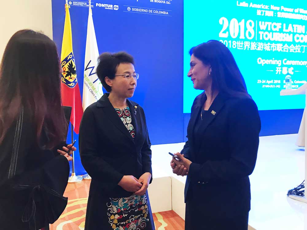 Executive Vice Chairperson of WTCF Council Cheng Hong and Deputy Mayor of Lima Patricia Juarez talking with each other