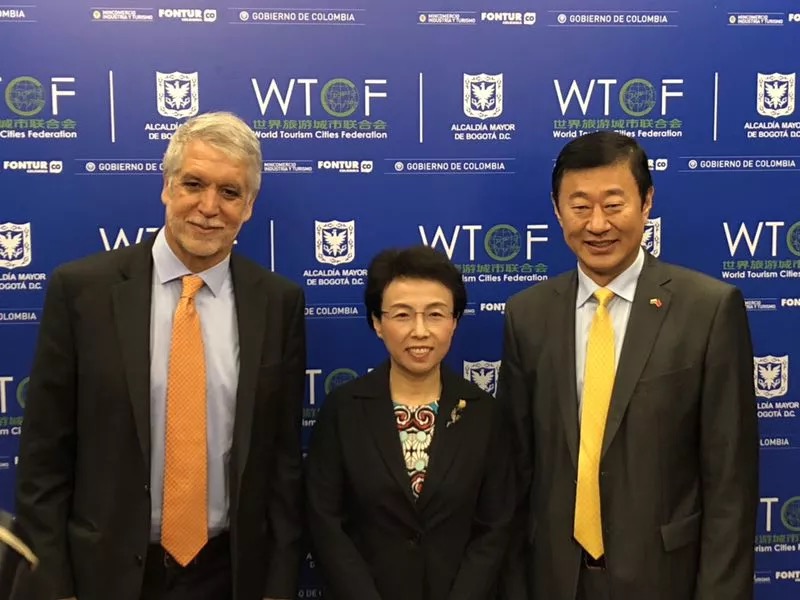 Executive Vice Chairperson of WTCF Council Cheng Hong, Mayor of Bogota Enrique Peñalosa, and Li Nianping, Chinese Ambassador to Colombia took a group photo after the meeting