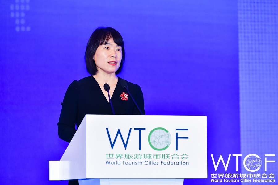 Prof. Dr. Song Rui, Director of the Tourism Research Center, CASS moderates the session.
