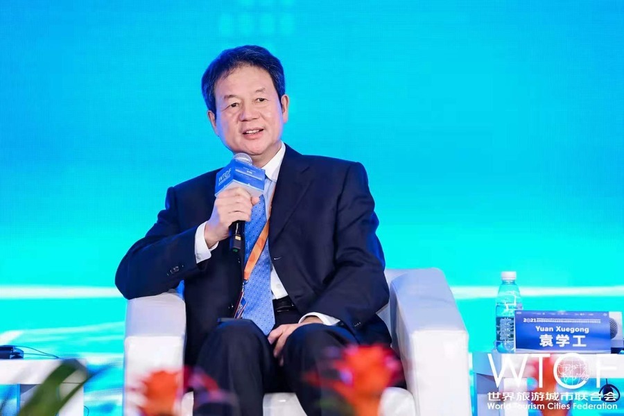 Yuan Xuegong, Deputy General-Manager, Beijing Daxing International Airport, speaks at the session.
