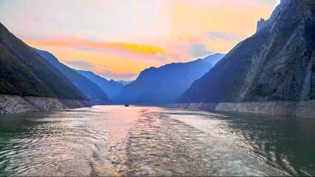WTCF Invites Guests of the Summit to Experience the Beauty of Three Georges through a Cruise Onboard the No. 6 Gold Cruise Ship WTCF Invites Guests of the Summit to Experience the Beauty of Three Georges through a Cruise Onboard the No. 6 Gold Cruise Ship