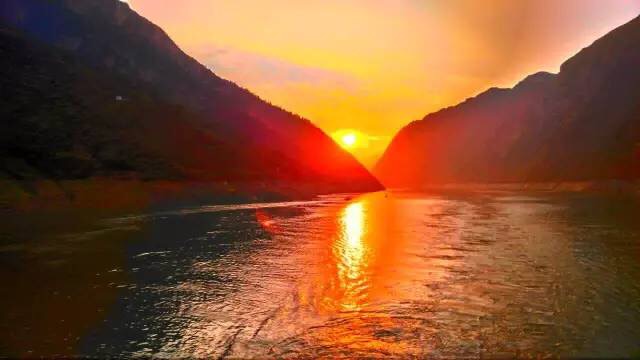 WTCF Invites Guests of the Summit to Experience the Beauty of Three Georges through a Cruise Onboard the No. 6 Gold Cruise Ship WTCF Invites Guests of the Summit to Experience the Beauty of Three Georges through a Cruise Onboard the No. 6 Gold Cruise Ship