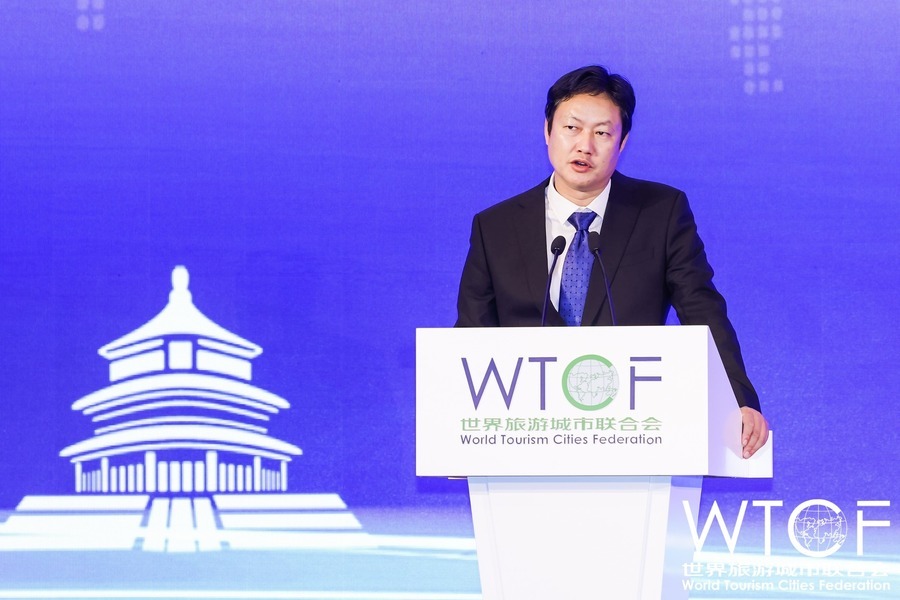 Zeng Bowei, Professor of Beijing Union University moderates the session.