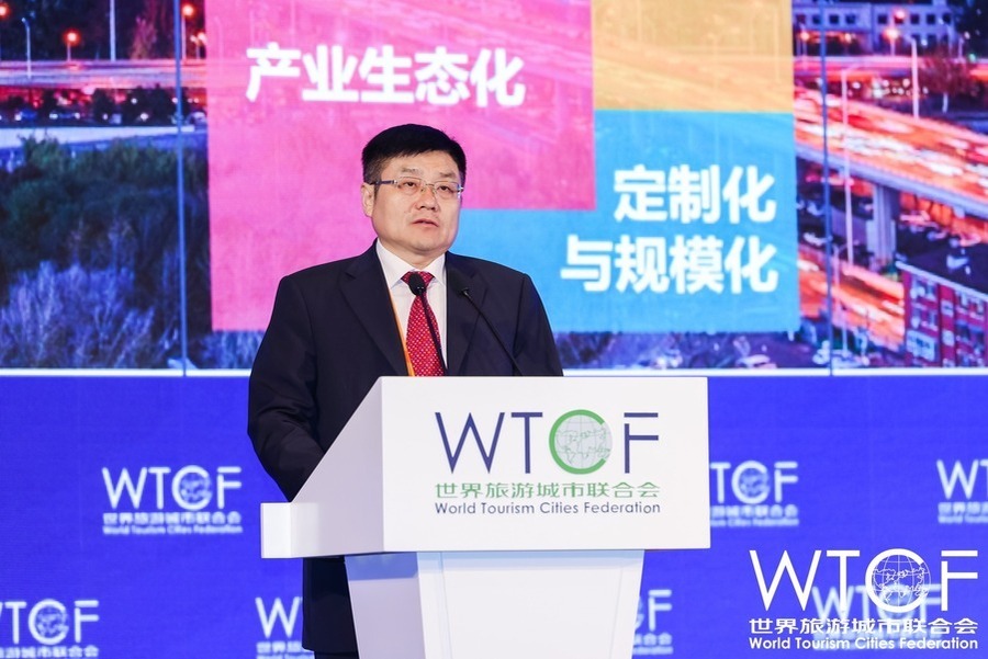 Bai Fan, General Manager of Beijing Tourism Group gives a keynote speech.