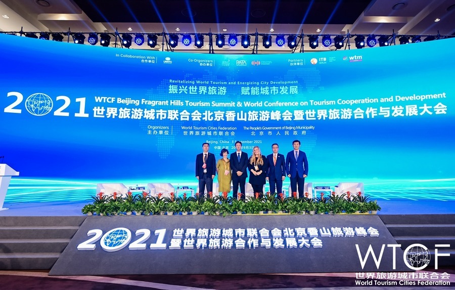 A group photo of the guests at the forum of 